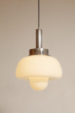 Mleczno-biała jednopunktowa szklana lampa wisząca/sufitowa z kloszem w kształcie grzyba w stylu Mazzega z chromowanym metalowym kapturkiem i metalową biała podsufitką, Włochy, lata 70. - obrazek 25