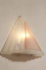 Trójkątna jednopunktowa lampa ścienna/kinkiet ze szklanym matowym mlecznobiałym kloszem z różową aplikacją , Venice glass, Włochy, lata 80. - obrazek 14