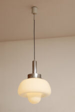 Mleczno-biała jednopunktowa szklana lampa wisząca/sufitowa z kloszem w kształcie grzyba w stylu Mazzega z chromowanym metalowym kapturkiem i metalową biała podsufitką, Włochy, lata 70. - obrazek 23