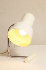 Biała nieduża jednopunktowa lampa biurkowa/nocna z ruchomym kloszem na łożysku kulkowym i chromowanym ramieniem, TYP 5132, projekt Josef Hůrka dla Napako, Czechosłowacja, lata 60. - obrazek 17