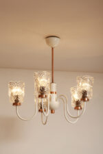 Pięciopunktowa duża biała metalowa lampa sufitowa/wisząca retro z miedzianymi elementami i szklanymi fakturowymi kloszami, Drukov TYP T3275, Czechosłowacja, lata 70. - obrazek 15