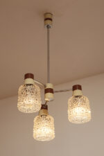 Trzypunktowa metalowa lampa sufitowa w kolorach kawy z mlekiem i brązem ze szklanymi fakturowymi kloszami, Drukov TYP TW 22/3, Czechosłowacja, lata 70. - obrazek 16