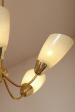 Pięciopunktowy metalowy żyrandol/lampa sufitowa/lampa wisząca w kolorze starego złota ze szklanymi jasnokremowymi kloszami w cienkie paski, Mid Century Modern, Czechosłowacja, lata 70. - obrazek 16