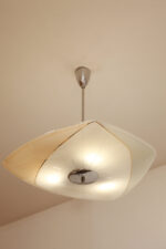 Mlecznobiało-różowo szara asymetryczna szklana trzypunktowa lampa sufitowa „Parasolka” ze złoceniami, Napako, Czechosłowacja, lata 60. - obrazek 16