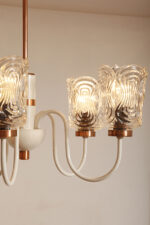 Pięciopunktowa duża biała metalowa lampa sufitowa/wisząca retro z miedzianymi elementami i szklanymi fakturowymi kloszami, Drukov TYP T3275, Czechosłowacja, lata 70. - obrazek 17