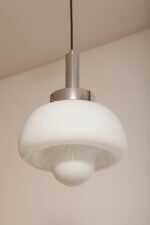 Mleczno-biała jednopunktowa szklana lampa wisząca/sufitowa z kloszem w kształcie grzyba w stylu Mazzega z chromowanym metalowym kapturkiem i metalową biała podsufitką, Włochy, lata 70. - obrazek 22