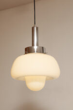 Mleczno-biała jednopunktowa szklana lampa wisząca/sufitowa z kloszem w kształcie grzyba w stylu Mazzega z chromowanym metalowym kapturkiem i metalową biała podsufitką, Włochy, lata 70. - obrazek 5