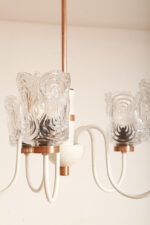 Pięciopunktowa duża biała metalowa lampa sufitowa/wisząca retro z miedzianymi elementami i szklanymi fakturowymi kloszami, Drukov TYP T3275, Czechosłowacja, lata 70. - obrazek 20