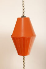 Metalowa jednopunktowa pomarańczowa lampa wisząca/sufitowa z mlecznobiałym szklanym kloszem i możliwością regulacji długości zwisu, Czechosłowacja, lata 60. - obrazek 20
