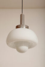 Mleczno-biała jednopunktowa szklana lampa wisząca/sufitowa z kloszem w kształcie grzyba w stylu Mazzega z chromowanym metalowym kapturkiem i metalową biała podsufitką, Włochy, lata 70. - obrazek 20