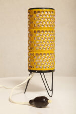 Nieduża jednopunktowa metalowa żółta lampa stołowa/nocna tripod z ażurowym kloszem w kształcie walca z papierowym dyfuzorem, Czechosłowacja, lata 50. - obrazek 2
