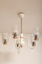 Pięciopunktowa duża biała metalowa lampa sufitowa/wisząca retro z miedzianymi elementami i szklanymi fakturowymi kloszami, Drukov TYP T3275, Czechosłowacja, lata 70. - obrazek 2