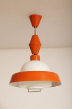 Metalowa jednopunktowa pomarańczowa lampa wisząca/sufitowa z mlecznobiałym szklanym kloszem i możliwością regulacji długości zwisu, Czechosłowacja, lata 60. - obrazek 2
