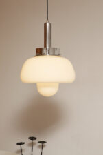 Mleczno-biała jednopunktowa szklana lampa wisząca/sufitowa z kloszem w kształcie grzyba w stylu Mazzega z chromowanym metalowym kapturkiem i metalową biała podsufitką, Włochy, lata 70. - obrazek 7