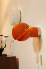 Pomarańczowa jednopunktowa metalowa lampa biurkowa/kinkiet "Pac-Man"/"Kosmonauta", projekt Pavel Grus dla Kamenický Šenov, Czechosłowacja lata 60. - obrazek 3