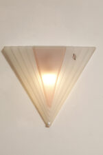 Trójkątna jednopunktowa lampa ścienna/kinkiet ze szklanym matowym mlecznobiałym kloszem z różową aplikacją , Venice glass, Włochy, lata 80. - obrazek 22