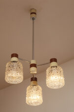 Trzypunktowa metalowa lampa sufitowa w kolorach kawy z mlekiem i brązem ze szklanymi fakturowymi kloszami, Drukov TYP TW 22/3, Czechosłowacja, lata 70. - obrazek 23