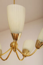 Pięciopunktowy metalowy żyrandol/lampa sufitowa/lampa wisząca w kolorze starego złota ze szklanymi jasnokremowymi kloszami w cienkie paski, Mid Century Modern, Czechosłowacja, lata 70. - obrazek 23
