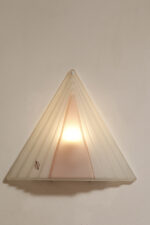 Trójkątna jednopunktowa lampa ścienna/kinkiet ze szklanym matowym mlecznobiałym kloszem z różową aplikacją , Venice glass, Włochy, lata 80. - obrazek 23