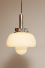Mleczno-biała jednopunktowa szklana lampa wisząca/sufitowa z kloszem w kształcie grzyba w stylu Mazzega z chromowanym metalowym kapturkiem i metalową biała podsufitką, Włochy, lata 70. - obrazek 13