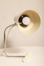 Biała nieduża jednopunktowa lampa biurkowa/nocna z ruchomym kloszem na łożysku kulkowym i chromowanym ramieniem, TYP 5132, projekt Josef Hůrka dla Napako, Czechosłowacja, lata 60. - obrazek 26