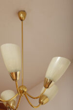 Pięciopunktowy metalowy żyrandol/lampa sufitowa/lampa wisząca w kolorze starego złota ze szklanymi jasnokremowymi kloszami w cienkie paski, Mid Century Modern, Czechosłowacja, lata 70. - obrazek 24