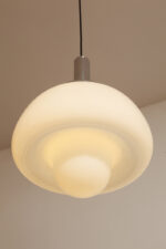 Mleczno-biała jednopunktowa szklana lampa wisząca/sufitowa z kloszem w kształcie grzyba w stylu Mazzega z chromowanym metalowym kapturkiem i metalową biała podsufitką, Włochy, lata 70. - obrazek 15