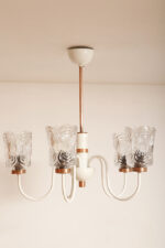 Pięciopunktowa duża biała metalowa lampa sufitowa/wisząca retro z miedzianymi elementami i szklanymi fakturowymi kloszami, Drukov TYP T3275, Czechosłowacja, lata 70. - obrazek 25