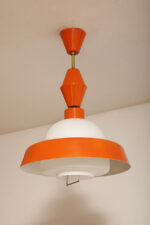 Metalowa jednopunktowa pomarańczowa lampa wisząca/sufitowa z mlecznobiałym szklanym kloszem i możliwością regulacji długości zwisu, Czechosłowacja, lata 60. - obrazek 25