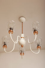 Pięciopunktowa duża biała metalowa lampa sufitowa/wisząca retro z miedzianymi elementami i szklanymi fakturowymi kloszami, Drukov TYP T3275, Czechosłowacja, lata 70. - obrazek 26