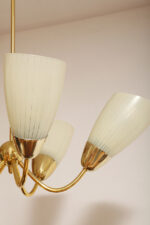 Pięciopunktowy metalowy żyrandol/lampa sufitowa/lampa wisząca w kolorze starego złota ze szklanymi jasnokremowymi kloszami w cienkie paski, Mid Century Modern, Czechosłowacja, lata 70. - obrazek 26