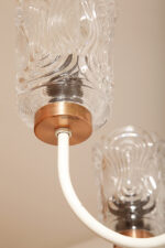 Pięciopunktowa duża biała metalowa lampa sufitowa/wisząca retro z miedzianymi elementami i szklanymi fakturowymi kloszami, Drukov TYP T3275, Czechosłowacja, lata 70. - obrazek 27