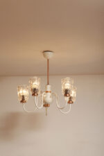 Pięciopunktowa duża biała metalowa lampa sufitowa/wisząca retro z miedzianymi elementami i szklanymi fakturowymi kloszami, Drukov TYP T3275, Czechosłowacja, lata 70. - obrazek 28