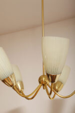 Pięciopunktowy metalowy żyrandol/lampa sufitowa/lampa wisząca w kolorze starego złota ze szklanymi jasnokremowymi kloszami w cienkie paski, Mid Century Modern, Czechosłowacja, lata 70. - obrazek 28