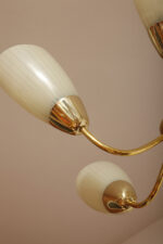 Pięciopunktowy metalowy żyrandol/lampa sufitowa/lampa wisząca w kolorze starego złota ze szklanymi jasnokremowymi kloszami w cienkie paski, Mid Century Modern, Czechosłowacja, lata 70. - obrazek 30