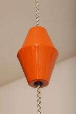 Metalowa jednopunktowa pomarańczowa lampa wisząca/sufitowa z mlecznobiałym szklanym kloszem i możliwością regulacji długości zwisu, Czechosłowacja, lata 60. - obrazek 30