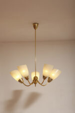 Pięciopunktowy metalowy żyrandol/lampa sufitowa/lampa wisząca w kolorze starego złota ze szklanymi jasnokremowymi kloszami w cienkie paski, Mid Century Modern, Czechosłowacja, lata 70. - obrazek 3