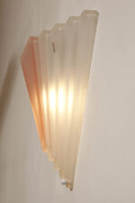 Trójkątna jednopunktowa lampa ścienna/kinkiet ze szklanym matowym mlecznobiałym kloszem z różową aplikacją , Venice glass, Włochy, lata 80. - obrazek 3