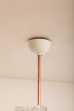 Pięciopunktowa duża biała metalowa lampa sufitowa/wisząca retro z miedzianymi elementami i szklanymi fakturowymi kloszami, Drukov TYP T3275, Czechosłowacja, lata 70. - obrazek 31