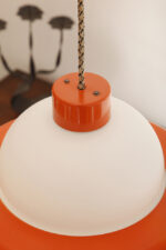 Metalowa jednopunktowa pomarańczowa lampa wisząca/sufitowa z mlecznobiałym szklanym kloszem i możliwością regulacji długości zwisu, Czechosłowacja, lata 60. - obrazek 31