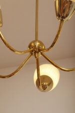 Pięciopunktowy metalowy żyrandol/lampa sufitowa/lampa wisząca w kolorze starego złota ze szklanymi jasnokremowymi kloszami w cienkie paski, Mid Century Modern, Czechosłowacja, lata 70. - obrazek 32