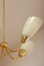 Pięciopunktowy metalowy żyrandol/lampa sufitowa/lampa wisząca w kolorze starego złota ze szklanymi jasnokremowymi kloszami w cienkie paski, Mid Century Modern, Czechosłowacja, lata 70. - obrazek 35