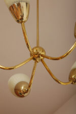 Pięciopunktowy metalowy żyrandol/lampa sufitowa/lampa wisząca w kolorze starego złota ze szklanymi jasnokremowymi kloszami w cienkie paski, Mid Century Modern, Czechosłowacja, lata 70. - obrazek 37