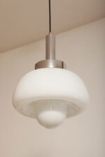 Mleczno-biała jednopunktowa szklana lampa wisząca/sufitowa z kloszem w kształcie grzyba w stylu Mazzega z chromowanym metalowym kapturkiem i metalową biała podsufitką, Włochy, lata 70. - obrazek 2