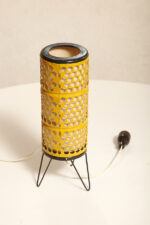 Nieduża jednopunktowa metalowa żółta lampa stołowa/nocna tripod z ażurowym kloszem w kształcie walca z papierowym dyfuzorem, Czechosłowacja, lata 50. - obrazek 4