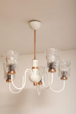 Pięciopunktowa duża biała metalowa lampa sufitowa/wisząca retro z miedzianymi elementami i szklanymi fakturowymi kloszami, Drukov TYP T3275, Czechosłowacja, lata 70. - obrazek 4