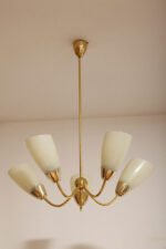 Pięciopunktowy metalowy żyrandol/lampa sufitowa/lampa wisząca w kolorze starego złota ze szklanymi jasnokremowymi kloszami w cienkie paski, Mid Century Modern, Czechosłowacja, lata 70. - obrazek 4