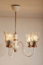 Pięciopunktowa duża biała metalowa lampa sufitowa/wisząca retro z miedzianymi elementami i szklanymi fakturowymi kloszami, Drukov TYP T3275, Czechosłowacja, lata 70. - obrazek 5