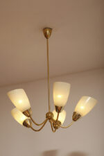 Pięciopunktowy metalowy żyrandol/lampa sufitowa/lampa wisząca w kolorze starego złota ze szklanymi jasnokremowymi kloszami w cienkie paski, Mid Century Modern, Czechosłowacja, lata 70. - obrazek 5