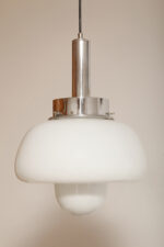 Mleczno-biała jednopunktowa szklana lampa wisząca/sufitowa z kloszem w kształcie grzyba w stylu Mazzega z chromowanym metalowym kapturkiem i metalową biała podsufitką, Włochy, lata 70. - obrazek 4